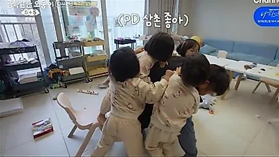 两户五胞胎家庭首次聚首：“孩子们的指甲就有100个”