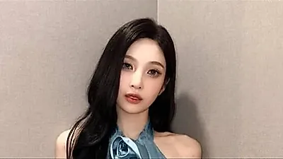 Red Velvet's Joy stuns with toned abs and mature visuals