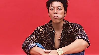 Eum Moon-suk showcases versatile charm in Elle photoshoot