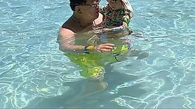 Lee Yong-sik enjoys relaxing Guam trip with granddaughter