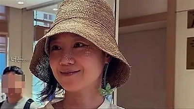 「さすがコン・ヒョジン」ニューヨークで麦わら帽子を使いこなす独自のスタイル