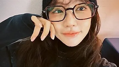 42歳のユン・ウネ、大きな眼鏡とビーニーで「あの頃」の面影―Baby V.O.X時代を彷彿とさせる童顔美貌