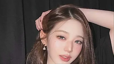 Jang Won Young (IVE) gây sốt với phong cách làm việc cực chuyên nghiệp