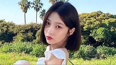 Joy của Red Velvet tỏa sức hút tươi mới giữa phông nền xanh