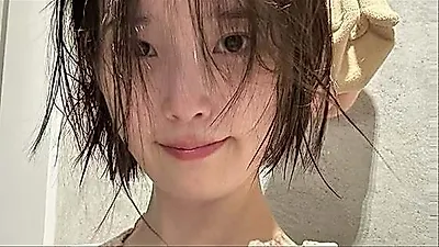 李知恩公开短发蜕变过程，展现从素颜到全妆的反差魅力