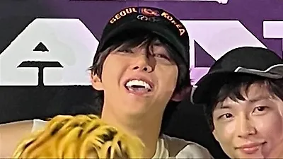 G-Dragon và Hwang Kwang-hee khoe tình bạn thân thiết tại concert BIGBANG