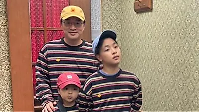 Lee Yoon-ji's daughters resemble father Jeong Han-wool in 'three little pigs' photo