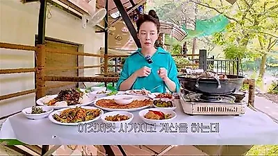 Song Ji Hyo kể chuyện bị nhân viên cửa hàng tiện lợi theo đuôi