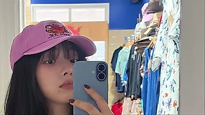 aespaカリナ、赤いビキニ姿や子豚との触れ合いなどバハマでの休暇ショットを公開