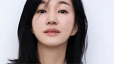 Soo Ae sparks comeback rumors with new photo after 4-year hiatus
