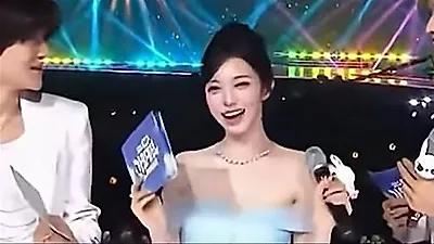 Broadcast accident at SBS Gayo Daejeon: MCs stunned as crew rushes onstage