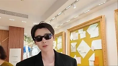 Lee Jong-suk Becomes a Big Spender in Florence, Buying Gifts Generously