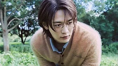 SHINee's Minho: Between Summer's Vitality and Autumn's Warmth