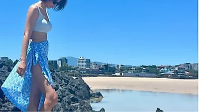 チョ・ユニ、済州島の海で娘と過ごす穏やかなひとときを公開。