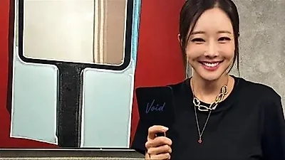 So Yoo-jin stuns with elegant visuals at art-filled hair salon