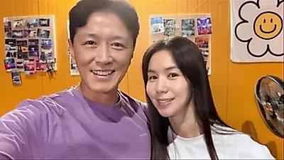 Jin Tae-hyun to co-host Christian talk show with wife Park Si Eun