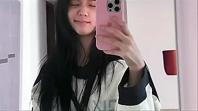 Jisoo (BLACKPINK) gây chú ý với bộ sưu tập tranh trị giá hàng tỷ won tại nhà