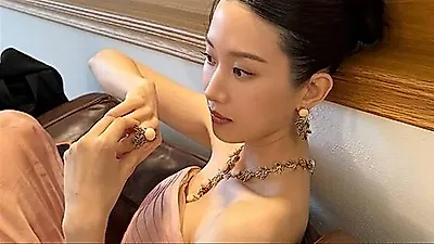 Moon Ga-young exudes chic, elegant charm at summer's end