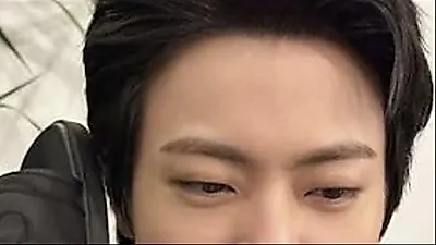 Jungkook [BTS] trêu chọc anh cả Jin bằng trò đùa giật dép cực lầy