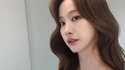 Yoo In-young shows off timeless charm in minimal sleeveless selfie