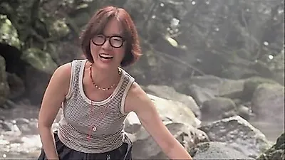 Oh Yeon-soo showcases refreshing beauty at Jeju Island valley
