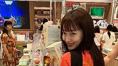 34岁演员Pyo Ye Jin留齐刘海尽显少女感，沉迷角色周边引发关注