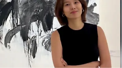 Jo Yoon-hee stuns in hot pink at art exhibition