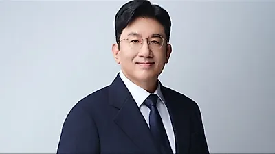 HYBE Chairman Bang Si-hyuk spotted in Seongsu-dong with mysterious woman