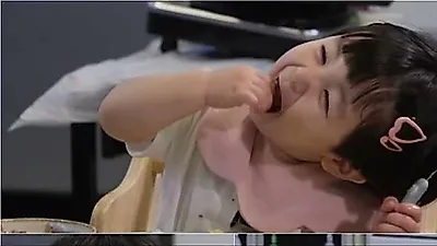Shim Hyung-tak's 18-month-old son devours 10 pieces of pork belly