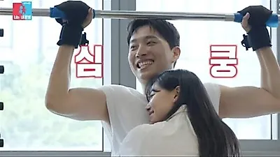 Song Ji-eun Embraces Park Wi as He Stands Using Arm Strength, Teasingly Asking, "Are You Jealous?"