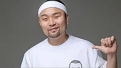 Hongga signs with Hogiroun Company following 'I Live Alone' breakout