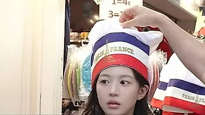 高允贞巴黎街头漫步，简约时尚展现电影感氛围