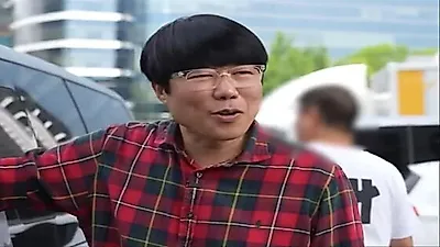 Pyo In-bong Bakes Warm Bungeo-ppang for Homeless at Seoul Station