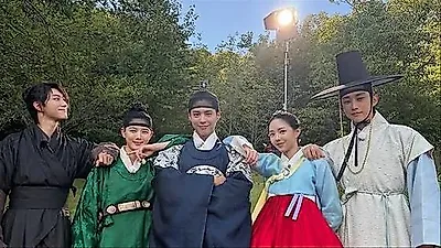 朴宝剑与金裕贞时隔10年再穿韩服，重聚《云画的月光》阵容