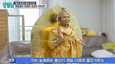 Park Hyo-jung walks streets in golden Buddha costume in hilarious mishap