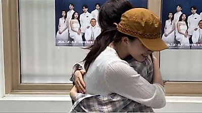 Yoon Gai supports Kim Ah-young at her play following romance news
