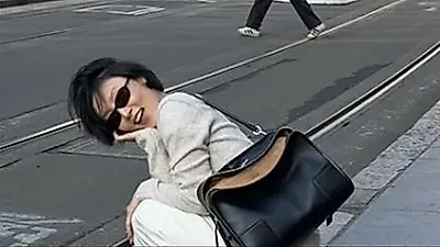 华莎澳大利亚街头随性漫步，展现舞台内外反差魅力