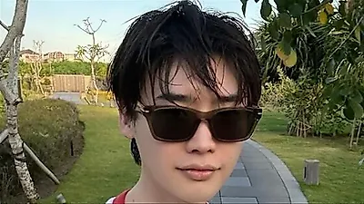 Lee Jong-suk Shows Off Toned Physique and Strict Self-Management at Vacation Spot
