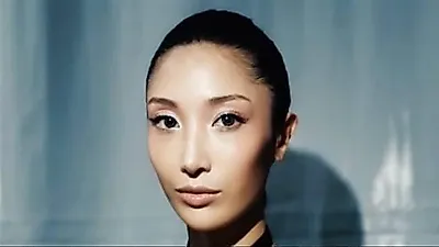 《K-POP：猎魔女团》Ejae首秀模特T台，展现全新气场