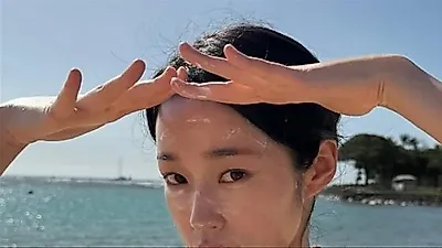 卢允瑞夏威夷度假，豹纹比基尼造型尽显反差魅力