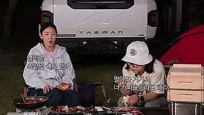 Han Hye-jin Says a Stranger Smoked on the Wooden Porch of Her 500-Pyeong Vacation Home