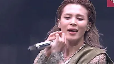 BTS パク・ジミン、LAタイムズが絶賛「おじいちゃんの釣りベスト」と評した自由なファッションの真意