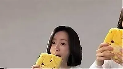 Han Ji Min charms fans with adorable corn bread photo