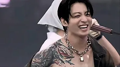 Jungkook [BTS] gây bão với cơ bụng 8 múi khi được J-Hope cởi áo