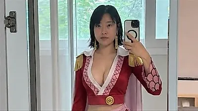 Lee Se-young stuns fans with bold cosplay and striking silhouette
