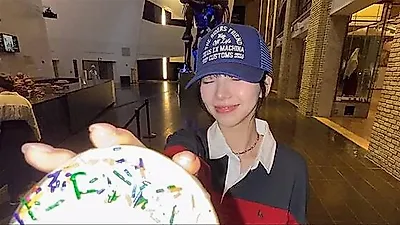 aespa Karina背蜜蜂包逛博物馆，展现反转可爱魅力