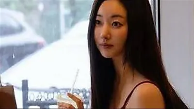 Kim Sa Rang radiates elegance in New York with sleek sleeveless look