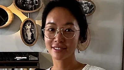 Hwang Jung-eum reveals bronzed look and natural lifestyle on overseas trip