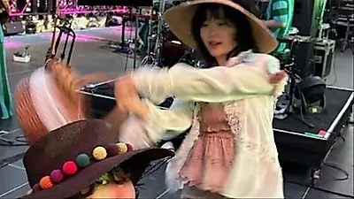 Lee Su-hyun cua AKMU tap khoi dong ky truoc gio dien