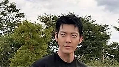 Kim Woo-bin shows off toned physique in recent photos